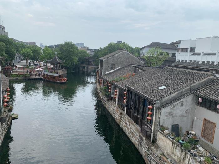 逃离沙漠小镇